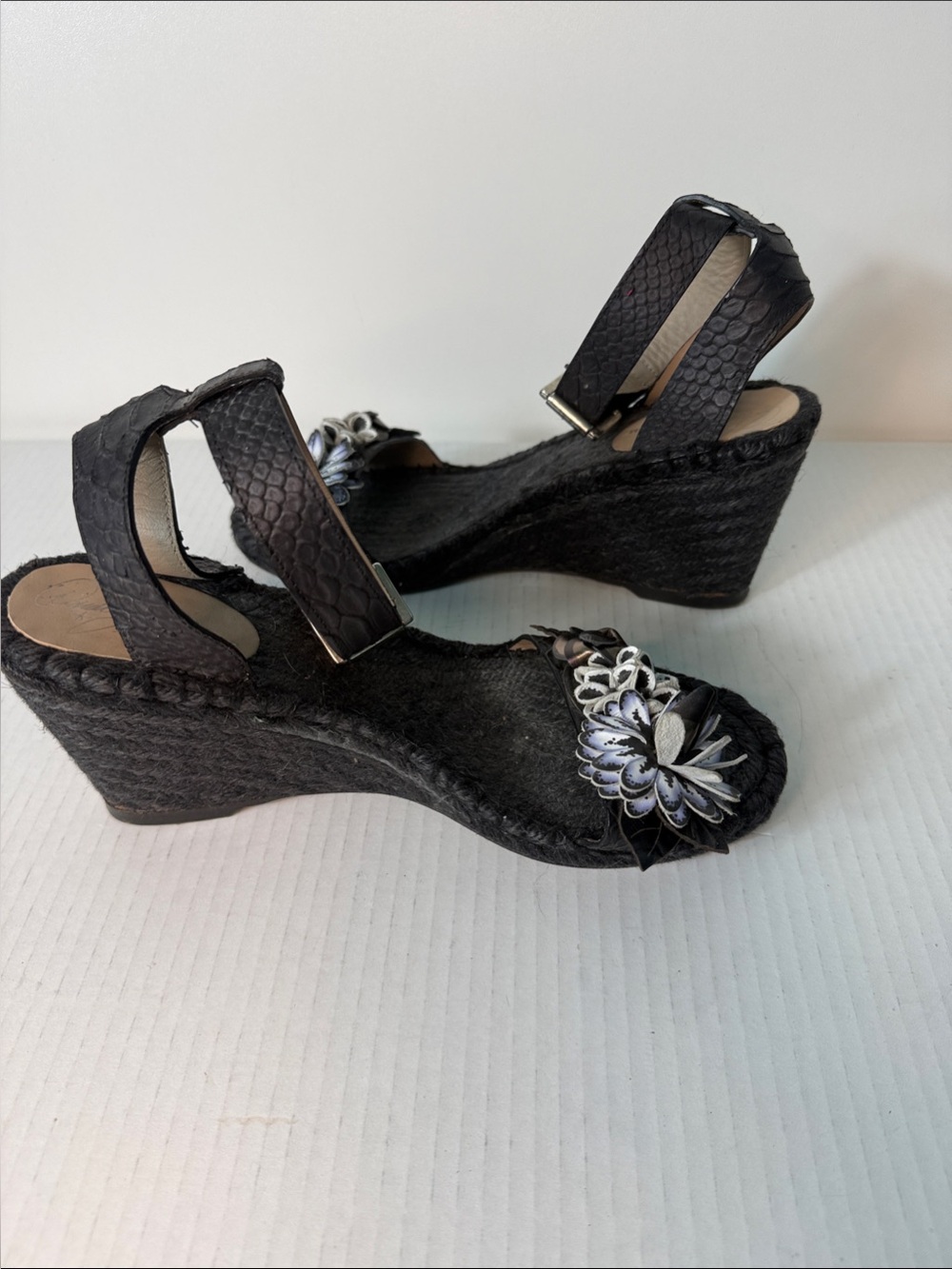 Donald J. Pliner Leather Applique’ & Jute Sandals size 10